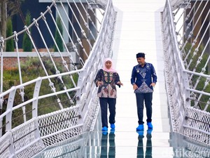 View-nya Bikin Takjub! Khofifah Ajak Wisatawan Coba Jembatan Kaca di Bromo