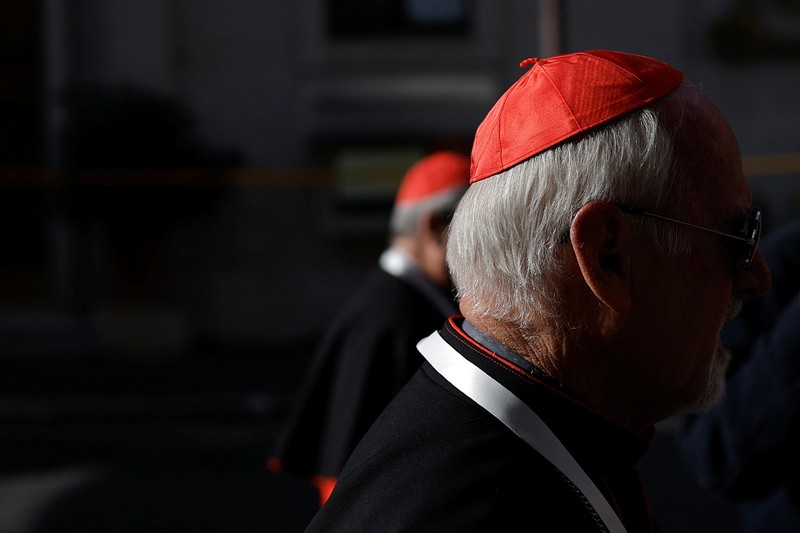 Para biarawati berjalan di luar Lapangan Santo Petrus di Vatikan menjelang konklaf dan pemilihan paus baru yang akan diadakan pada 7 Mei, seperti yang terlihat dari Roma, Italia, 3 Mei 2025. (REUTERS/Eloisa Lopez) Para biarawati berjalan di luar Lapangan Santo Petrus di Vatikan menjelang konklaf dan pemilihan paus baru yang akan diadakan pada 7 Mei, seperti yang terlihat dari Roma, Italia, 3 Mei 2025. (REUTERS/Eloisa Lopez)