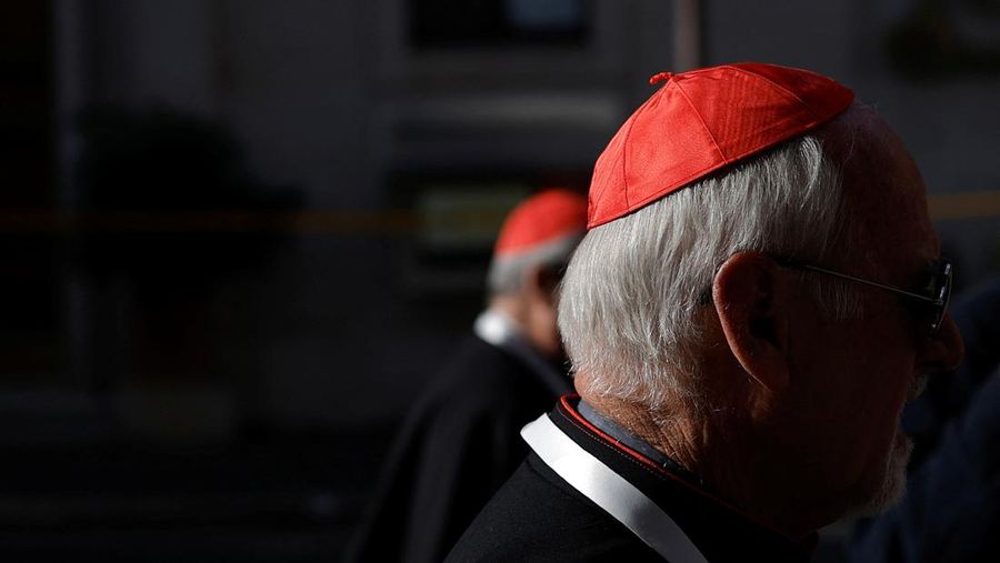 Para biarawati berjalan di luar Lapangan Santo Petrus di Vatikan menjelang konklaf dan pemilihan paus baru yang akan diadakan pada 7 Mei, seperti yang terlihat dari Roma, Italia, 3 Mei 2025. (REUTERS/Eloisa Lopez)