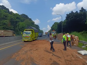 Kecelakaan Beruntun Libatkan 3 Kendaraan di Tol Krapyak Semarang