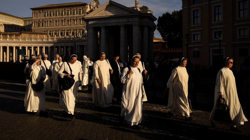 Para biarawati berjalan di luar Lapangan Santo Petrus di Vatikan menjelang konklaf dan pemilihan paus baru yang akan diadakan pada 7 Mei, seperti yang terlihat dari Roma, Italia, 3 Mei 2025. (REUTERS/Eloisa Lopez)