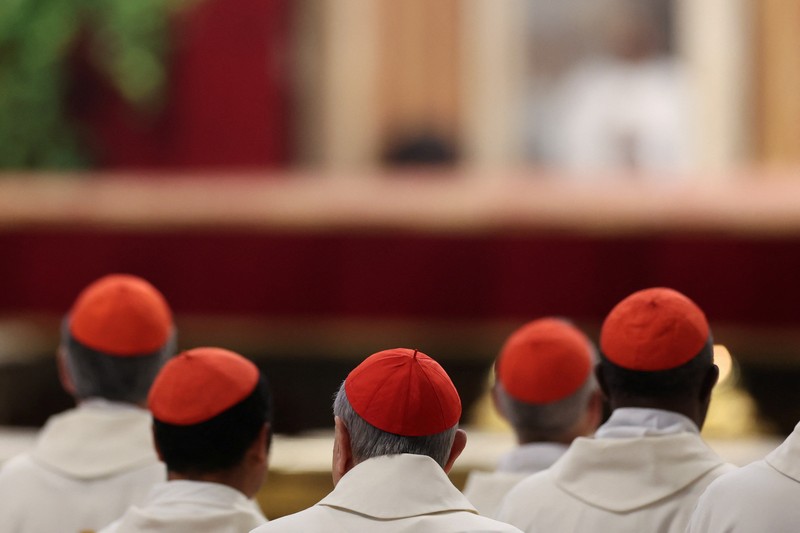 Para biarawati berjalan di luar Lapangan Santo Petrus di Vatikan menjelang konklaf dan pemilihan paus baru yang akan diadakan pada 7 Mei, seperti yang terlihat dari Roma, Italia, 3 Mei 2025. (REUTERS/Eloisa Lopez) Para biarawati berjalan di luar Lapangan Santo Petrus di Vatikan menjelang konklaf dan pemilihan paus baru yang akan diadakan pada 7 Mei, seperti yang terlihat dari Roma, Italia, 3 Mei 2025. (REUTERS/Eloisa Lopez)