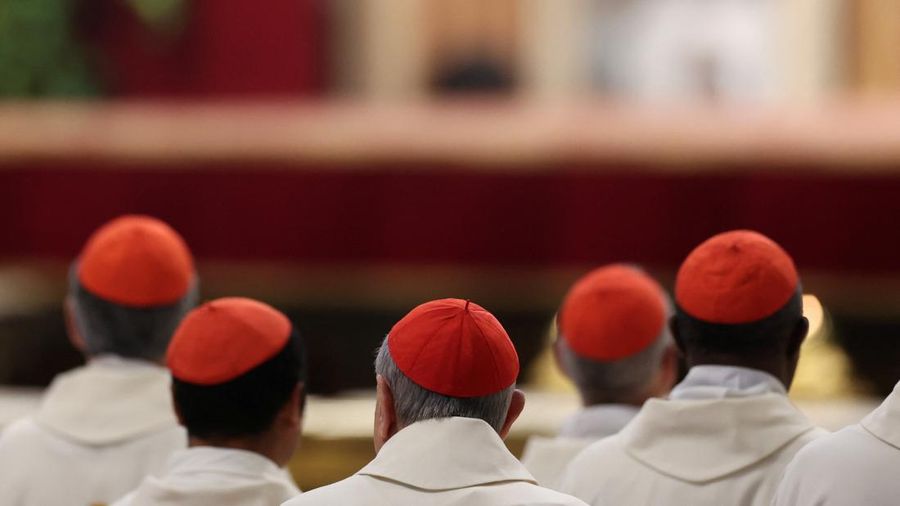 Para biarawati berjalan di luar Lapangan Santo Petrus di Vatikan menjelang konklaf dan pemilihan paus baru yang akan diadakan pada 7 Mei, seperti yang terlihat dari Roma, Italia, 3 Mei 2025. (REUTERS/Eloisa Lopez)