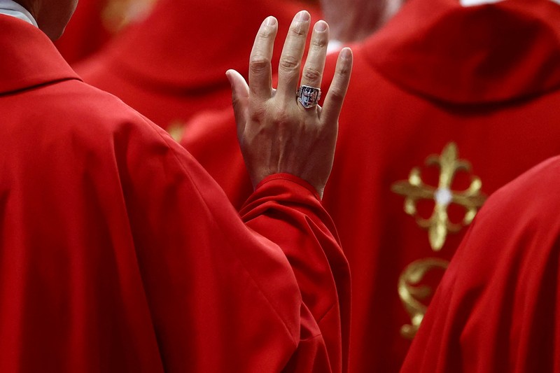 Para biarawati berjalan di luar Lapangan Santo Petrus di Vatikan menjelang konklaf dan pemilihan paus baru yang akan diadakan pada 7 Mei, seperti yang terlihat dari Roma, Italia, 3 Mei 2025. (REUTERS/Eloisa Lopez) Para biarawati berjalan di luar Lapangan Santo Petrus di Vatikan menjelang konklaf dan pemilihan paus baru yang akan diadakan pada 7 Mei, seperti yang terlihat dari Roma, Italia, 3 Mei 2025. (REUTERS/Eloisa Lopez)