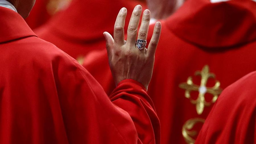 Para biarawati berjalan di luar Lapangan Santo Petrus di Vatikan menjelang konklaf dan pemilihan paus baru yang akan diadakan pada 7 Mei, seperti yang terlihat dari Roma, Italia, 3 Mei 2025. (REUTERS/Eloisa Lopez)