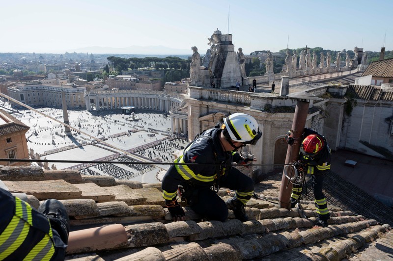 Para biarawati berjalan di luar Lapangan Santo Petrus di Vatikan menjelang konklaf dan pemilihan paus baru yang akan diadakan pada 7 Mei, seperti yang terlihat dari Roma, Italia, 3 Mei 2025. (REUTERS/Eloisa Lopez) Para biarawati berjalan di luar Lapangan Santo Petrus di Vatikan menjelang konklaf dan pemilihan paus baru yang akan diadakan pada 7 Mei, seperti yang terlihat dari Roma, Italia, 3 Mei 2025. (REUTERS/Eloisa Lopez)