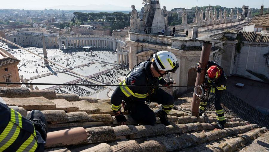 Para biarawati berjalan di luar Lapangan Santo Petrus di Vatikan menjelang konklaf dan pemilihan paus baru yang akan diadakan pada 7 Mei, seperti yang terlihat dari Roma, Italia, 3 Mei 2025. (REUTERS/Eloisa Lopez)