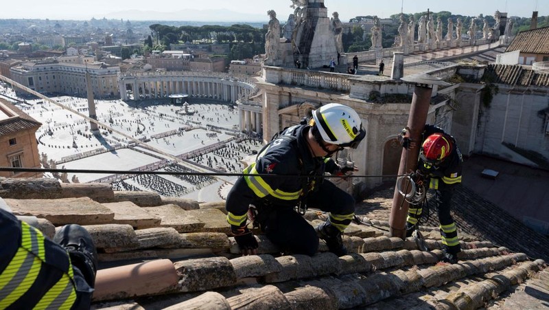 Para biarawati berjalan di luar Lapangan Santo Petrus di Vatikan menjelang konklaf dan pemilihan paus baru yang akan diadakan pada 7 Mei, seperti yang terlihat dari Roma, Italia, 3 Mei 2025. (REUTERS/Eloisa Lopez)