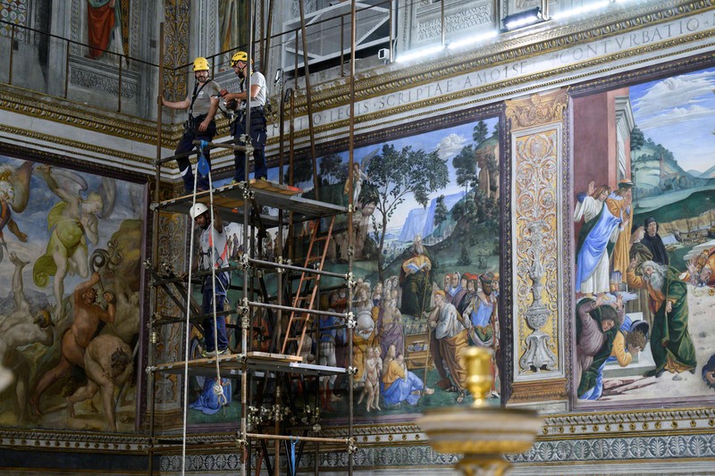 Para biarawati berjalan di luar Lapangan Santo Petrus di Vatikan menjelang konklaf dan pemilihan paus baru yang akan diadakan pada 7 Mei, seperti yang terlihat dari Roma, Italia, 3 Mei 2025. (REUTERS/Eloisa Lopez) Para biarawati berjalan di luar Lapangan Santo Petrus di Vatikan menjelang konklaf dan pemilihan paus baru yang akan diadakan pada 7 Mei, seperti yang terlihat dari Roma, Italia, 3 Mei 2025. (REUTERS/Eloisa Lopez)