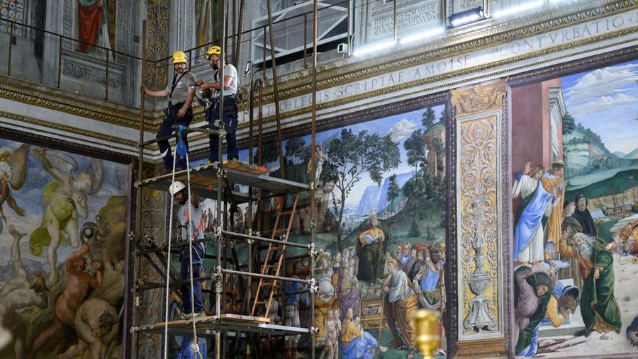 Para biarawati berjalan di luar Lapangan Santo Petrus di Vatikan menjelang konklaf dan pemilihan paus baru yang akan diadakan pada 7 Mei, seperti yang terlihat dari Roma, Italia, 3 Mei 2025. (REUTERS/Eloisa Lopez)