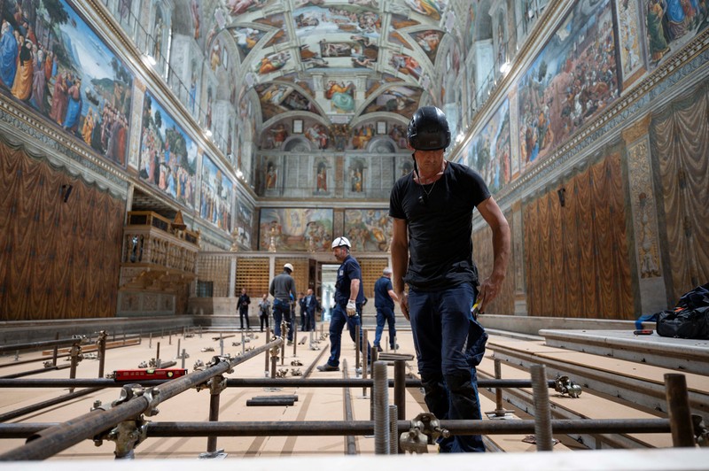 Para biarawati berjalan di luar Lapangan Santo Petrus di Vatikan menjelang konklaf dan pemilihan paus baru yang akan diadakan pada 7 Mei, seperti yang terlihat dari Roma, Italia, 3 Mei 2025. (REUTERS/Eloisa Lopez)