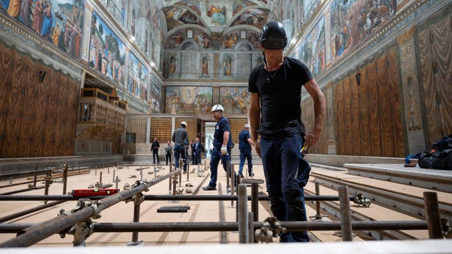 Para biarawati berjalan di luar Lapangan Santo Petrus di Vatikan menjelang konklaf dan pemilihan paus baru yang akan diadakan pada 7 Mei, seperti yang terlihat dari Roma, Italia, 3 Mei 2025. (REUTERS/Eloisa Lopez)