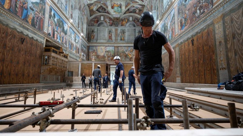 Para biarawati berjalan di luar Lapangan Santo Petrus di Vatikan menjelang konklaf dan pemilihan paus baru yang akan diadakan pada 7 Mei, seperti yang terlihat dari Roma, Italia, 3 Mei 2025. (REUTERS/Eloisa Lopez)