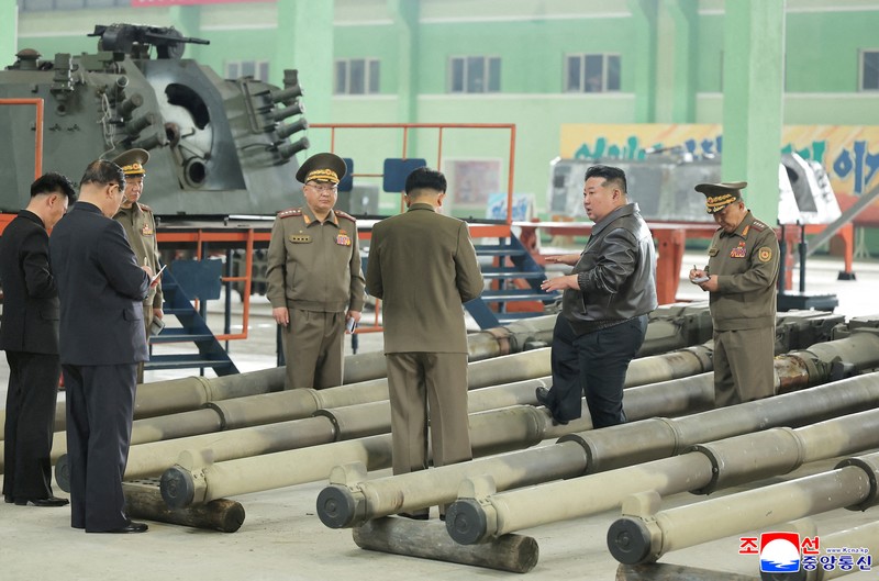 Pemimpin Korea Utara Kim Jong Un berjalan di dekat peluncur rudal bergerak saat ia mengunjungi militer Pemimpin Korea Utara Kim Jong Un mengunjungi pabrik tank. Kim Jong Un memuji kemajuan besar tank-tank yang diproduksi pabrik tersebut. (via REUTERS/KCNA) Pemimpin Korea Utara Kim Jong Un berjalan di dekat peluncur rudal bergerak saat ia mengunjungi militer Pemimpin Korea Utara Kim Jong Un mengunjungi pabrik tank. Kim Jong Un memuji kemajuan besar tank-tank yang diproduksi pabrik tersebut. (via REUTERS/KCNA)