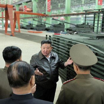 Ngeri! Kim Jong Un Pamer Korut Punya Tank Raksasa Bersenjata Rudal