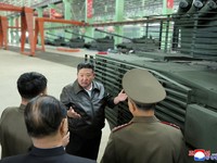 Ngeri! Kim Jong Un Pamer Korut Punya Tank Raksasa Bersenjata Rudal