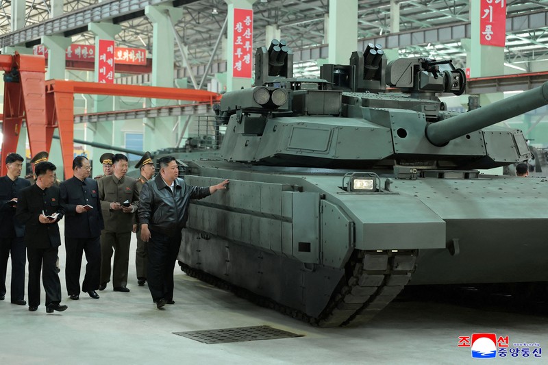 Pemimpin Korea Utara Kim Jong Un berjalan di dekat peluncur rudal bergerak saat ia mengunjungi militer Pemimpin Korea Utara Kim Jong Un mengunjungi pabrik tank. Kim Jong Un memuji kemajuan besar tank-tank yang diproduksi pabrik tersebut. (via REUTERS/KCNA) Pemimpin Korea Utara Kim Jong Un berjalan di dekat peluncur rudal bergerak saat ia mengunjungi militer Pemimpin Korea Utara Kim Jong Un mengunjungi pabrik tank. Kim Jong Un memuji kemajuan besar tank-tank yang diproduksi pabrik tersebut. (via REUTERS/KCNA)