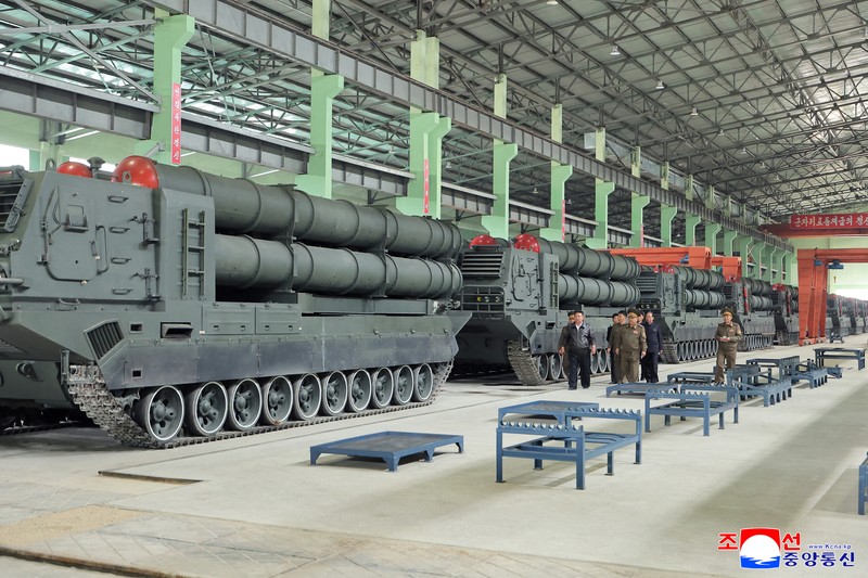 Pemimpin Korea Utara Kim Jong Un berjalan di dekat peluncur rudal bergerak saat ia mengunjungi militer Pemimpin Korea Utara Kim Jong Un mengunjungi pabrik tank. Kim Jong Un memuji kemajuan besar tank-tank yang diproduksi pabrik tersebut. (via REUTERS/KCNA) Pemimpin Korea Utara Kim Jong Un berjalan di dekat peluncur rudal bergerak saat ia mengunjungi militer Pemimpin Korea Utara Kim Jong Un mengunjungi pabrik tank. Kim Jong Un memuji kemajuan besar tank-tank yang diproduksi pabrik tersebut. (via REUTERS/KCNA)