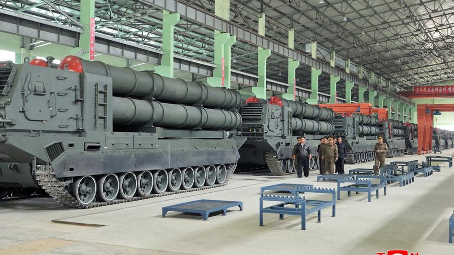 Pemimpin Korea Utara Kim Jong Un berjalan di dekat peluncur rudal bergerak saat ia mengunjungi militer Pemimpin Korea Utara Kim Jong Un mengunjungi pabrik tank. Kim Jong Un memuji kemajuan besar tank-tank yang diproduksi pabrik tersebut. (via REUTERS/KCNA)