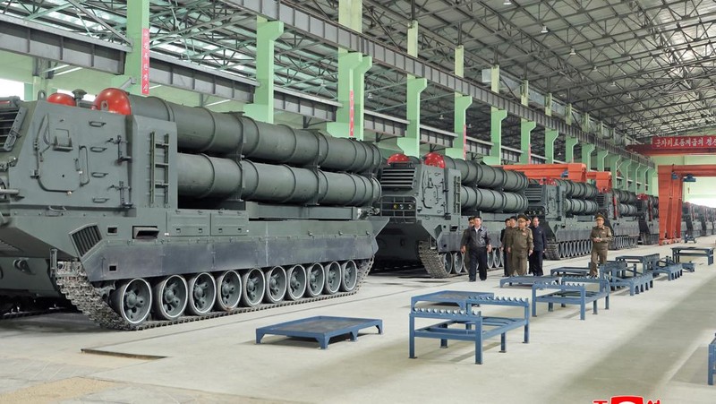 Pemimpin Korea Utara Kim Jong Un berjalan di dekat peluncur rudal bergerak saat ia mengunjungi militer Pemimpin Korea Utara Kim Jong Un mengunjungi pabrik tank. Kim Jong Un memuji kemajuan besar tank-tank yang diproduksi pabrik tersebut. (via REUTERS/KCNA)