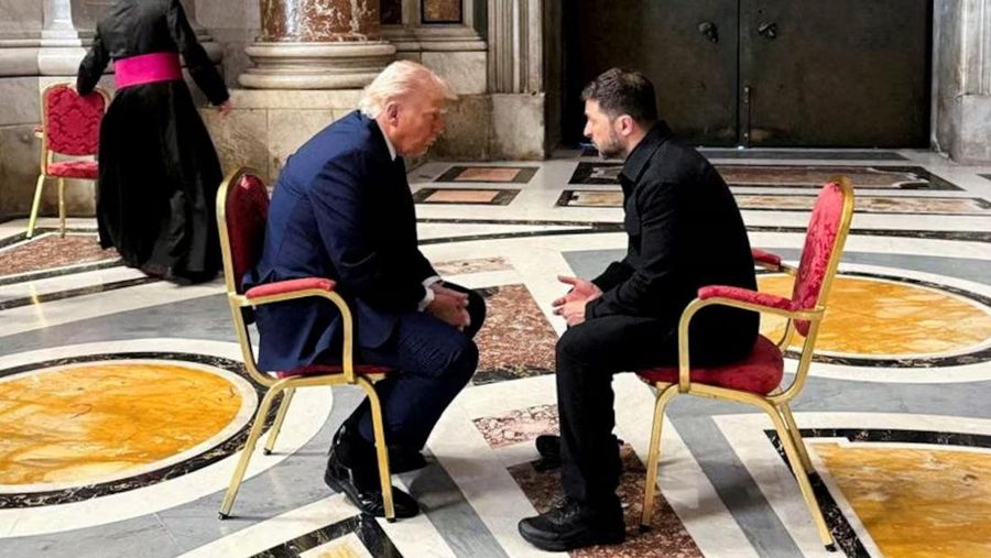 Presiden Ukraina Volodymyr Zelenskiy dan Presiden AS Donald Trump tampak dalam sebuah pertemuan, saat menghadiri pemakaman Paus Fransiskus, di Vatikan pada 26 April 2025. (Layanan Pers Kepresidenan Ukraina/Handout via REUTERS)