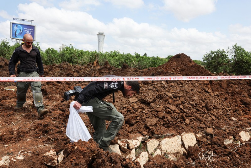 Sebuah rudal yang diluncurkan dari Yaman menghantam area dekat Bandara Internasional Ben Gurion, Israel, Minggu (28/4). Akibat kejadian ini, sejumlah penerbangan dihentikan. (REUTERS/Nir Elias) Sebuah rudal yang diluncurkan dari Yaman menghantam area dekat Bandara Internasional Ben Gurion, Israel, Minggu (28/4). Akibat kejadian ini, sejumlah penerbangan dihentikan. (REUTERS/Nir Elias)