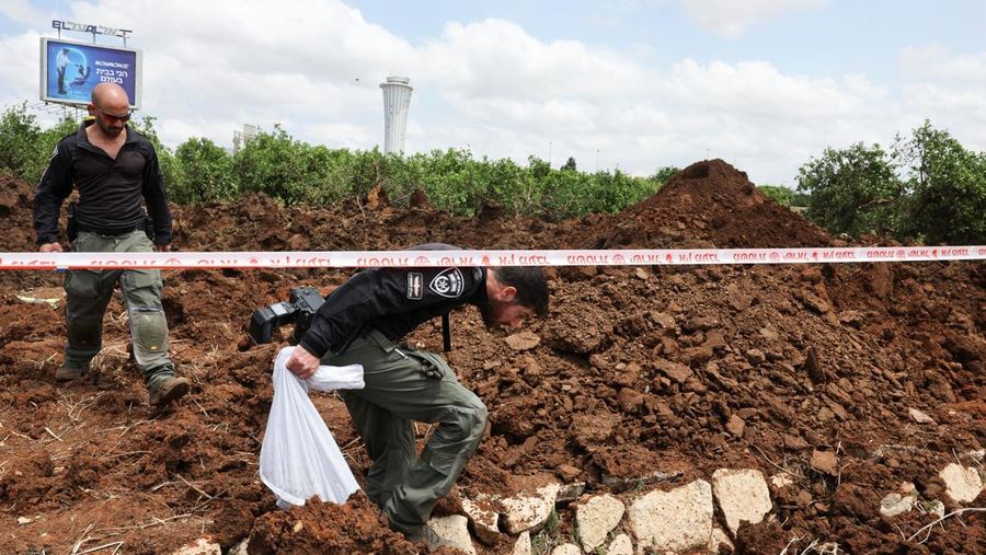 Sebuah rudal yang diluncurkan dari Yaman menghantam area dekat Bandara Internasional Ben Gurion, Israel, Minggu (28/4). Akibat kejadian ini, sejumlah penerbangan dihentikan. (REUTERS/Nir Elias) Sebuah rudal yang diluncurkan dari Yaman menghantam area dekat Bandara Internasional Ben Gurion, Israel, Minggu (28/4). Akibat kejadian ini, sejumlah penerbangan dihentikan. (REUTERS/Nir Elias)