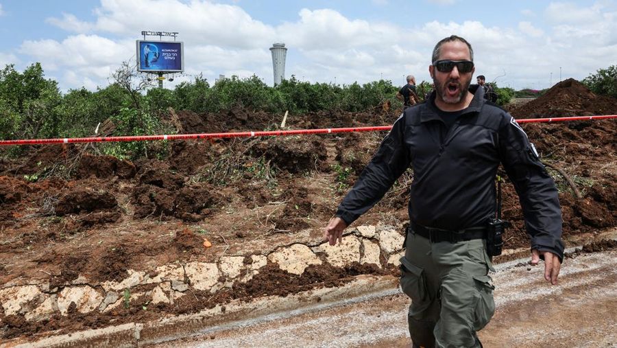 Sebuah rudal yang diluncurkan dari Yaman menghantam area dekat Bandara Internasional Ben Gurion, Israel, Minggu (28/4). Akibat kejadian ini, sejumlah penerbangan dihentikan. (REUTERS/Nir Elias)