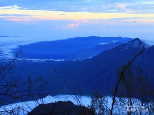 Cerita Mendaki Gunung Agung di Bali yang Penuh Filosofi dan Mitos