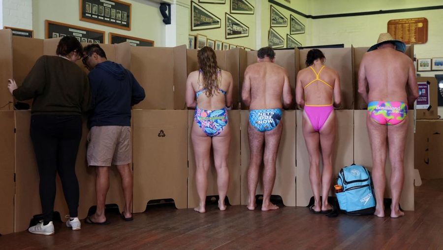 Warga memberikan suara di tempat pemungutan suara di klub penyelamat Bondi Surf pada hari pemilihan federal Australia, di Sydney, Australia, 3 Mei 2025. (REUTERS/Hollie Adams) Warga memberikan suara di tempat pemungutan suara di klub penyelamat Bondi Surf pada hari pemilihan federal Australia, di Sydney, Australia, 3 Mei 2025. (REUTERS/Hollie Adams)
