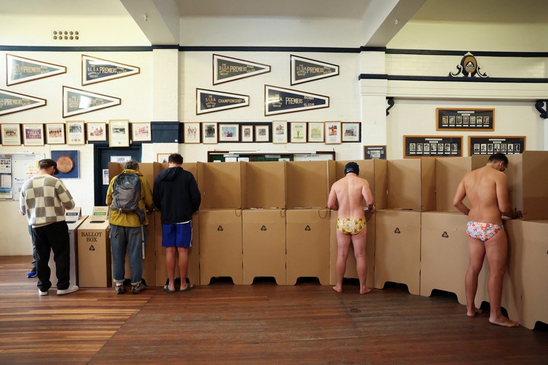 Warga memberikan suara di tempat pemungutan suara di klub penyelamat Bondi Surf pada hari pemilihan federal Australia, di Sydney, Australia, 3 Mei 2025. (REUTERS/Hollie Adams)