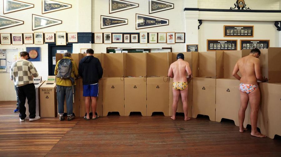 Warga memberikan suara di tempat pemungutan suara di klub penyelamat Bondi Surf pada hari pemilihan federal Australia, di Sydney, Australia, 3 Mei 2025. (REUTERS/Hollie Adams) Warga memberikan suara di tempat pemungutan suara di klub penyelamat Bondi Surf pada hari pemilihan federal Australia, di Sydney, Australia, 3 Mei 2025. (REUTERS/Hollie Adams)