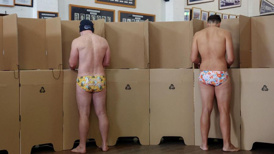 Warga memberikan suara di tempat pemungutan suara di klub penyelamat Bondi Surf pada hari pemilihan federal Australia, di Sydney, Australia, 3 Mei 2025. (REUTERS/Hollie Adams)