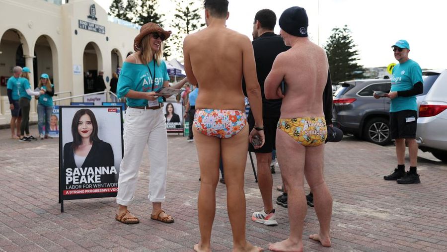 Warga memberikan suara di tempat pemungutan suara di klub penyelamat Bondi Surf pada hari pemilihan federal Australia, di Sydney, Australia, 3 Mei 2025. (REUTERS/Hollie Adams)