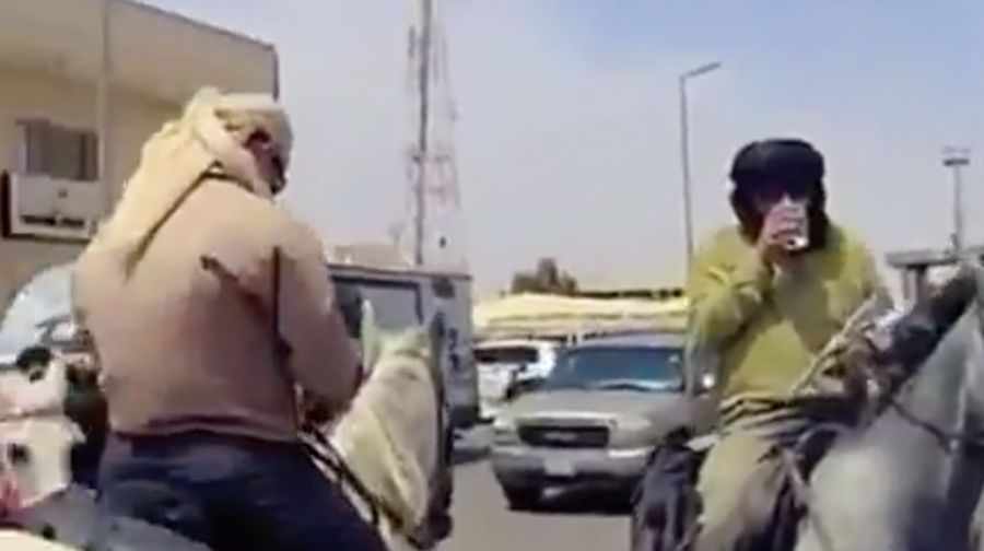 3 sahabat berangkat haji dengan menunggang kuda dari Spanyol. (X/@alhadithah20)
