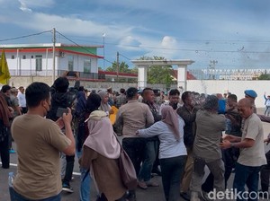 Demo Mahasiswa di DPRD Palopo Ricuh, Massa-Satpol PP Saling Dorong