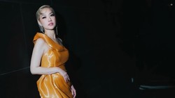 Kilau BCL dengan Dress Emas