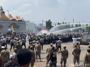 Demo Petani Lampung Ricuh, Massa Lempar Batu Dibalas Tembakan Gas Air Mata
