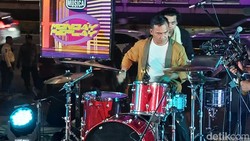 Menteri Wihaji Pamer Skill Drum di detikSore On Location