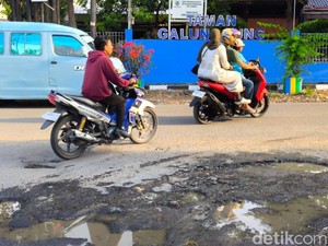 Rusak dan Berlubangnya Jalan Galunggung Kota Cirebon