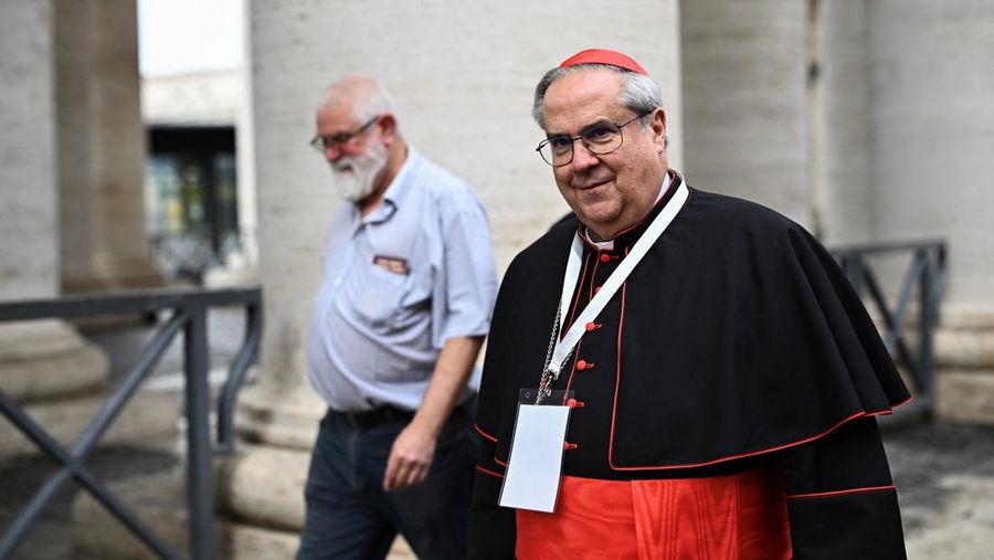 Kardinal Indonesia Ignatius Suharyo Hardjoatmodjo tiba untuk menghadiri pertemuan jemaat umum menjelang konklaf untuk memilih paus berikutnya di Roma, Italia, Senin (5/5/2025). (Andreas SOLARO / AFP)