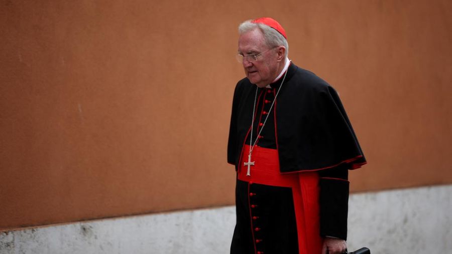 Kardinal Indonesia Ignatius Suharyo Hardjoatmodjo tiba untuk menghadiri pertemuan jemaat umum menjelang konklaf untuk memilih paus berikutnya di Roma, Italia, Senin (5/5/2025). (Andreas SOLARO / AFP)