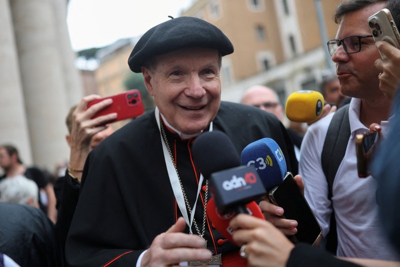 Kardinal Indonesia Ignatius Suharyo Hardjoatmodjo tiba untuk menghadiri pertemuan jemaat umum menjelang konklaf untuk memilih paus berikutnya di Roma, Italia, Senin (5/5/2025). (Andreas SOLARO / AFP)
