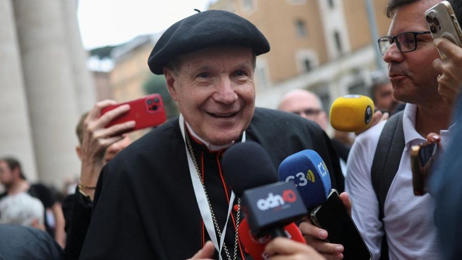 Kardinal Indonesia Ignatius Suharyo Hardjoatmodjo tiba untuk menghadiri pertemuan jemaat umum menjelang konklaf untuk memilih paus berikutnya di Roma, Italia, Senin (5/5/2025). (Andreas SOLARO / AFP)