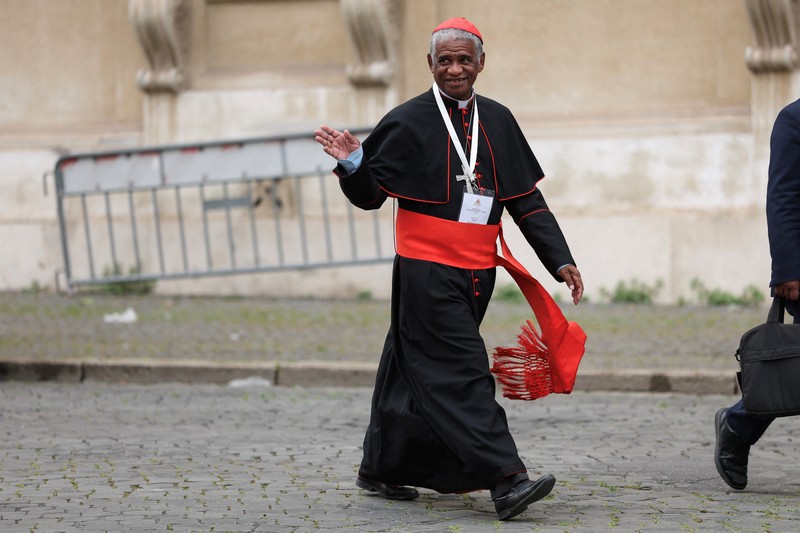 Kardinal Indonesia Ignatius Suharyo Hardjoatmodjo tiba untuk menghadiri pertemuan jemaat umum menjelang konklaf untuk memilih paus berikutnya di Roma, Italia, Senin (5/5/2025). (Andreas SOLARO / AFP)