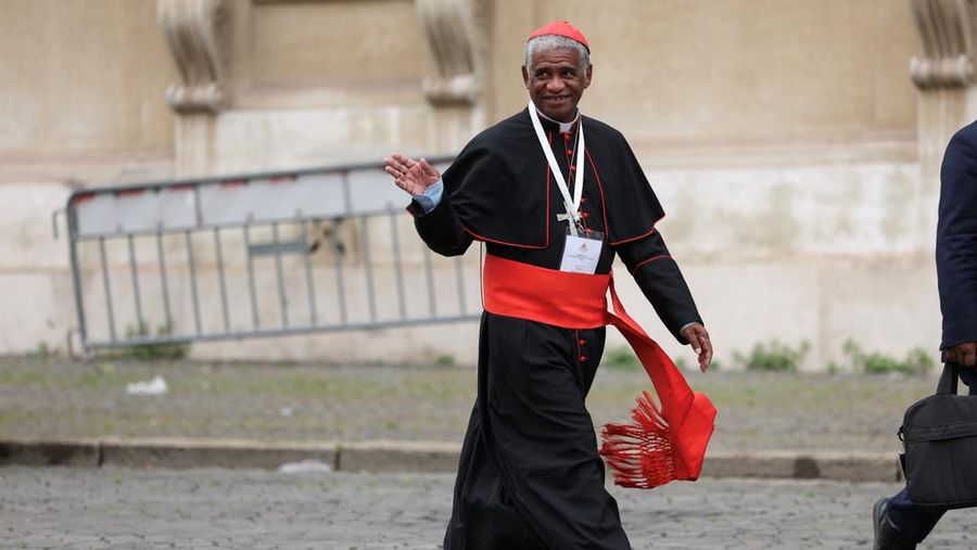 Kardinal Indonesia Ignatius Suharyo Hardjoatmodjo tiba untuk menghadiri pertemuan jemaat umum menjelang konklaf untuk memilih paus berikutnya di Roma, Italia, Senin (5/5/2025). (Andreas SOLARO / AFP)