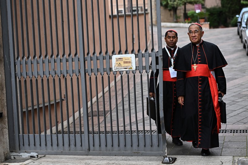 Kardinal Indonesia Ignatius Suharyo Hardjoatmodjo tiba untuk menghadiri pertemuan jemaat umum menjelang konklaf untuk memilih paus berikutnya di Roma, Italia, Senin (5/5/2025). (Andreas SOLARO / AFP) Kardinal Indonesia Ignatius Suharyo Hardjoatmodjo tiba untuk menghadiri pertemuan jemaat umum menjelang konklaf untuk memilih paus berikutnya di Roma, Italia, Senin (5/5/2025). (Andreas SOLARO / AFP)