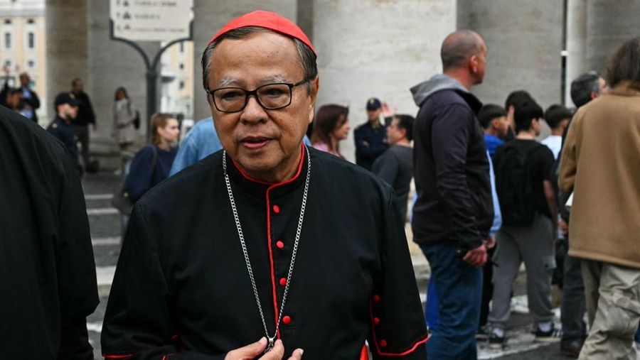 Kardinal Ignatius Suharyo Hardjoatmodjo tiba untuk menghadiri pertemuan jemaat umum menjelang konklaf untuk memilih paus berikutnya di Roma, Italia, Selasa, (6/5/2025).  (Dimitar DILKOFF / AFP)