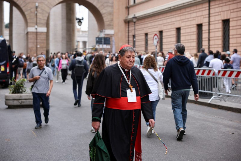 Kardinal Indonesia Ignatius Suharyo Hardjoatmodjo tiba untuk menghadiri pertemuan jemaat umum menjelang konklaf untuk memilih paus berikutnya di Roma, Italia, Senin (5/5/2025). (Andreas SOLARO / AFP)