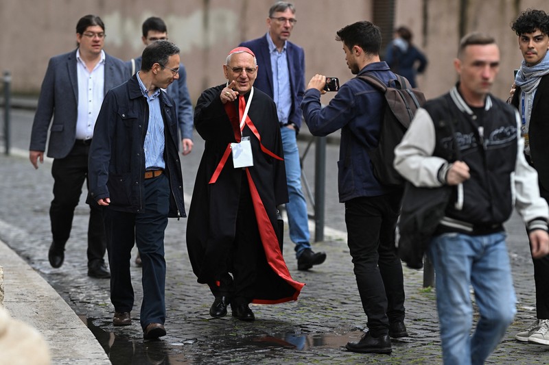 Kardinal Indonesia Ignatius Suharyo Hardjoatmodjo tiba untuk menghadiri pertemuan jemaat umum menjelang konklaf untuk memilih paus berikutnya di Roma, Italia, Senin (5/5/2025). (Andreas SOLARO / AFP) Kardinal Indonesia Ignatius Suharyo Hardjoatmodjo tiba untuk menghadiri pertemuan jemaat umum menjelang konklaf untuk memilih paus berikutnya di Roma, Italia, Senin (5/5/2025). (Andreas SOLARO / AFP)